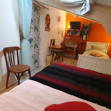 Mansardee Chez Mireille Et Bernard Homestay
