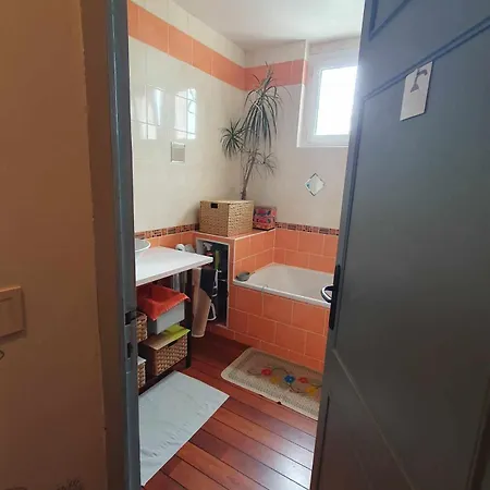 Mansardee Chez Mireille Et Bernard Homestay *